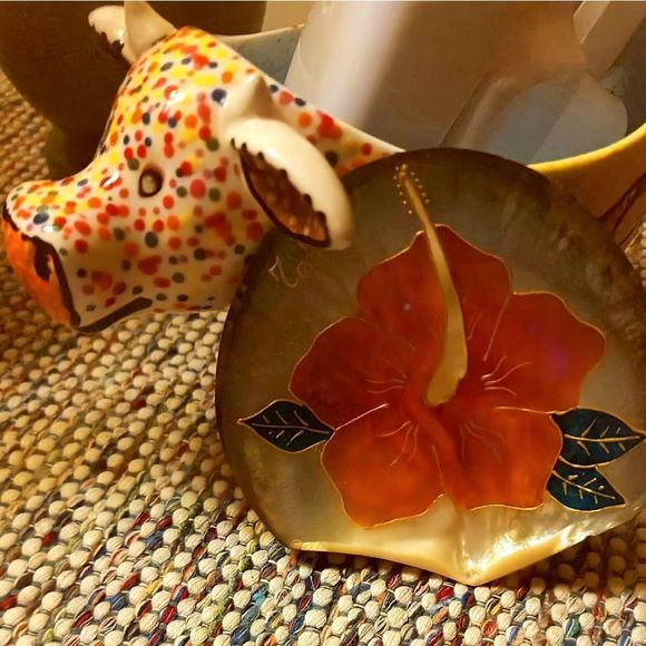 ZAHITI ~ Artisan Artist Signed Hibiscus Flower Naural Ocean Shell 1 - Picture 3 of 5